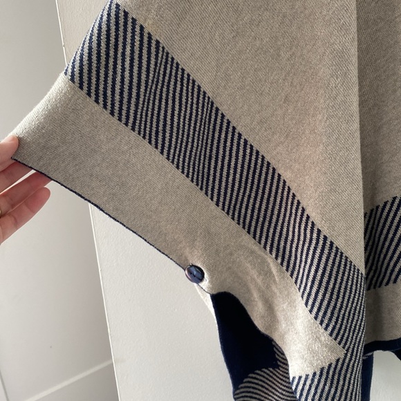 Cabi one size fits all wrap reversible cardigan/sweater - Picture 3 of 3